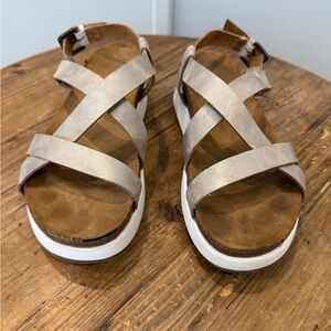 Crown Vintage Women's Sandals in Metallic Silver/Gold